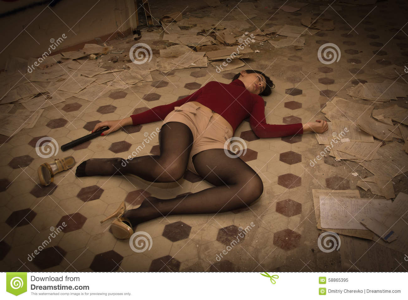 Женщина валяется на полу в колготках