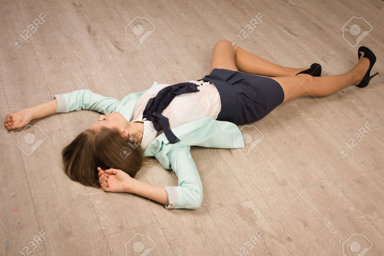 Женщина лежит на полу